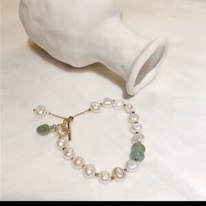 Elegant Pearl and Gold Necklace